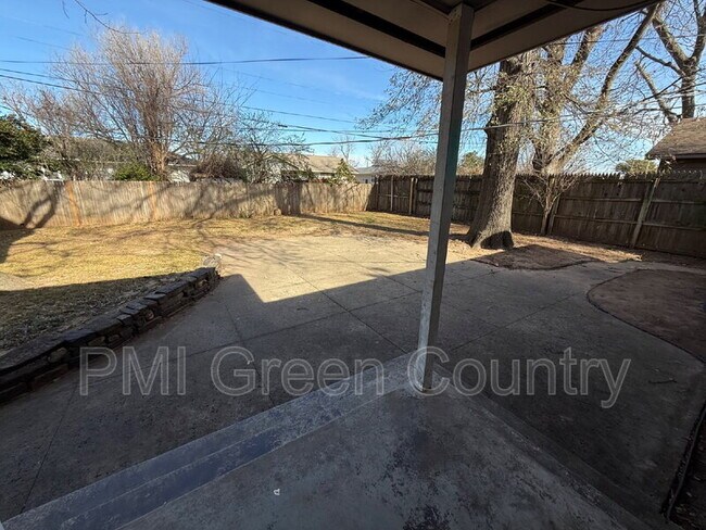 Building Photo - 1127 E 53rd Pl