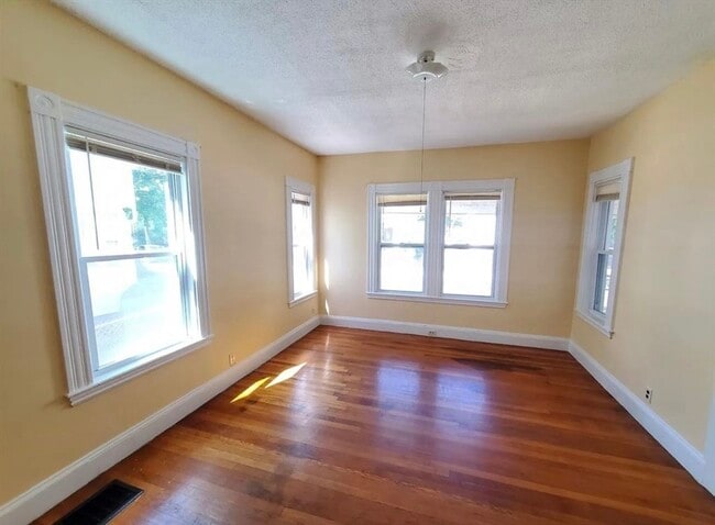 Building Photo - 32 Claremon St