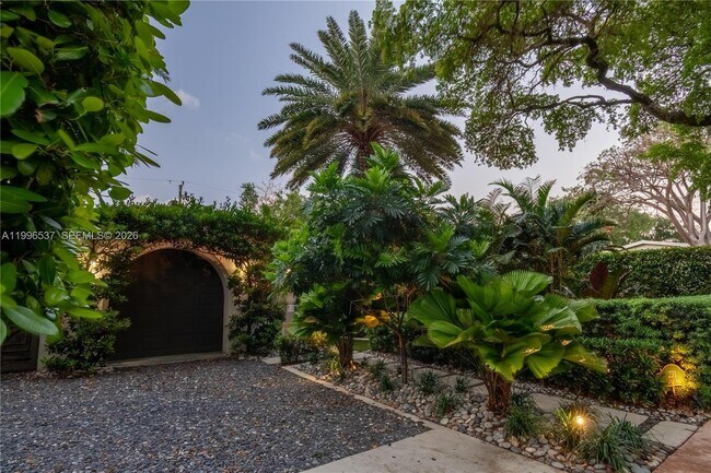 Building Photo - 231 Fluvia Ave