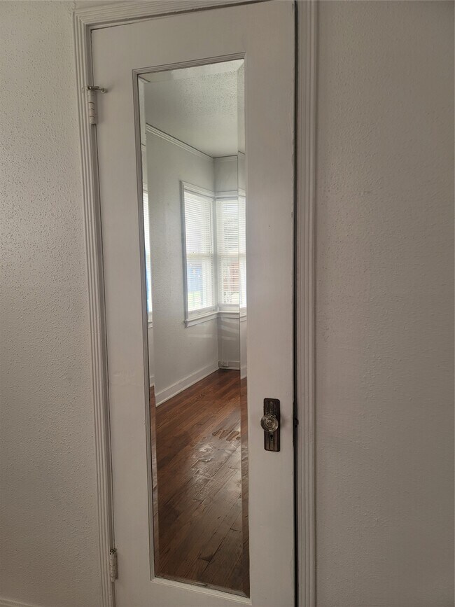 Building Photo - 1920 Binz St