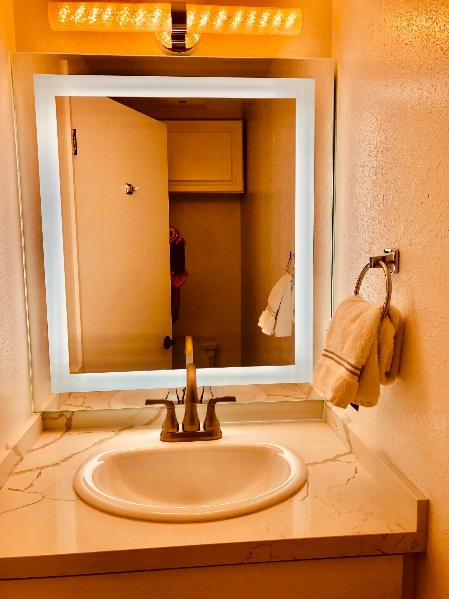 1/2 bath new vanity, new Quartz countertop - 1649 Waikahalulu Ln