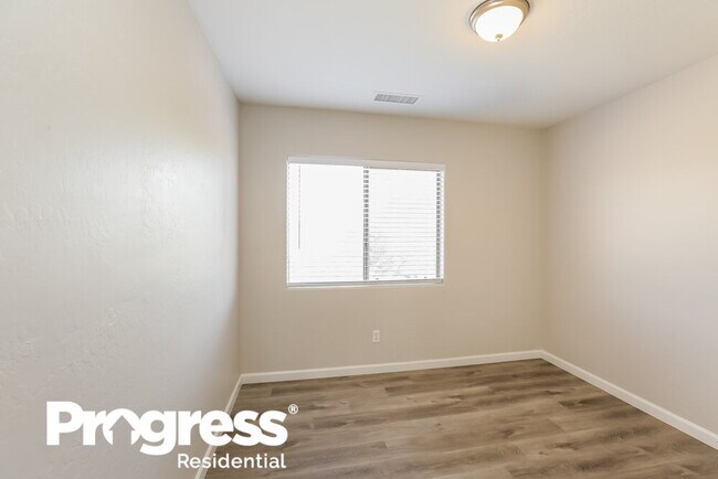 Building Photo - 5414 W Huntington Dr