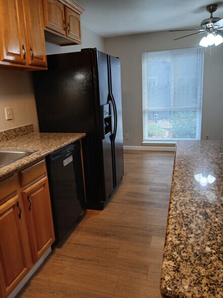 Building Photo - 1036 Oak Grove Rd