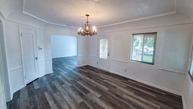 Building Photo - Large 3 Bedroom 2 Bath House!