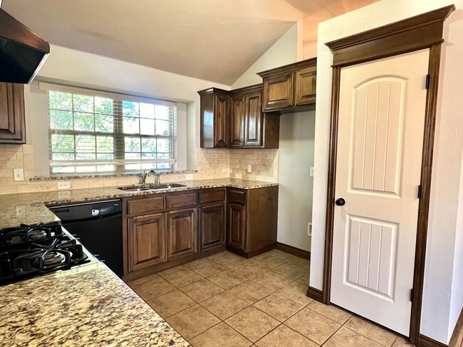 Building Photo - Home in the VALENCIA neighborhood in Edmond!