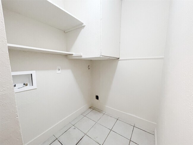 Building Photo - 12023 Greenwood-Forest Dr