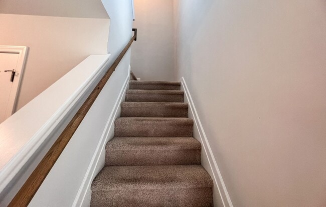 Building Photo - Gorgeous 3 bedroom, 2 1/2 bathroom two-sto...