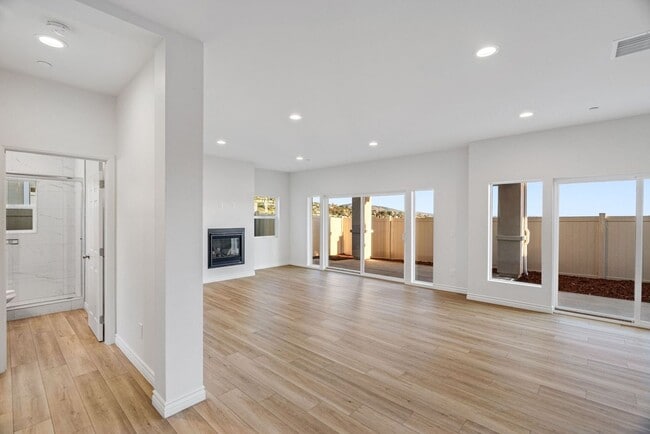 Building Photo - 4 Bedroom house with view