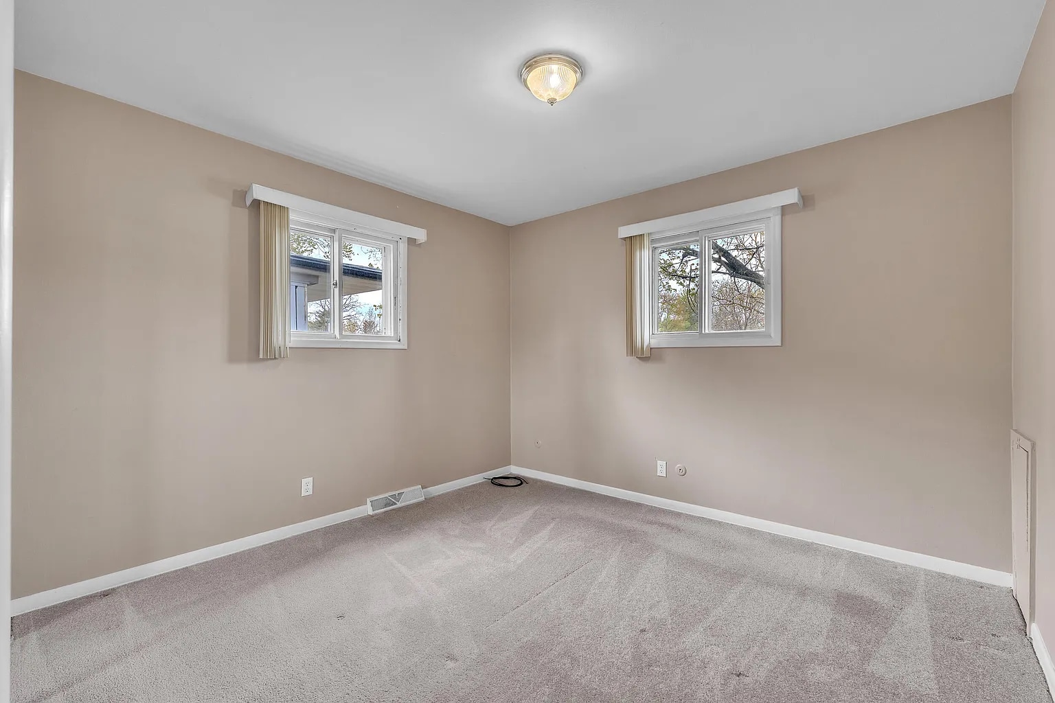 Building Photo - 1114 N Maple Rd
