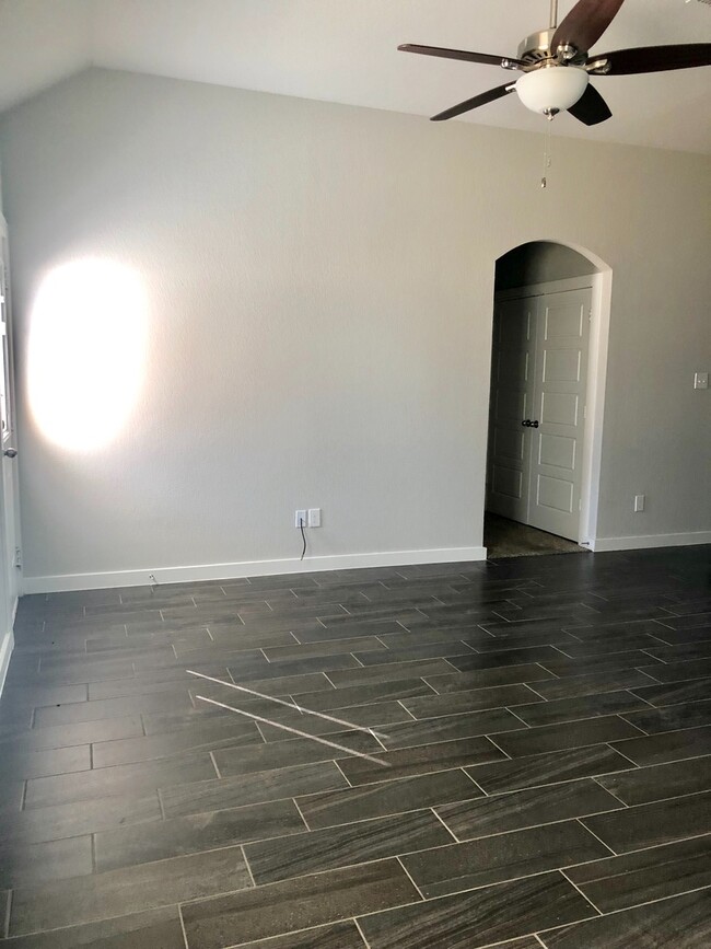 Building Photo - Luxury 3 Bedroom Duplex Located in Midloth...