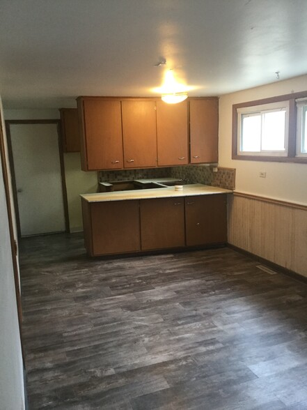 Dining area - 221 4th St NE