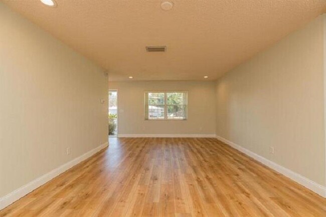Building Photo - 901 Mariana Pl