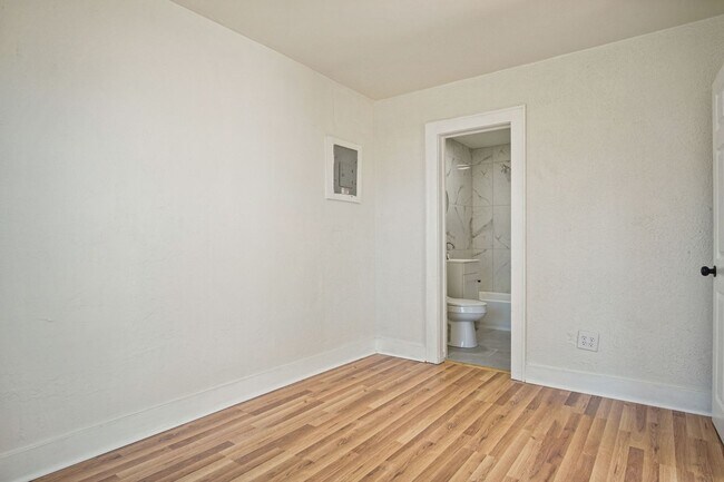Building Photo - Modern 1-Bedroom Apartment with Thoughtful Design