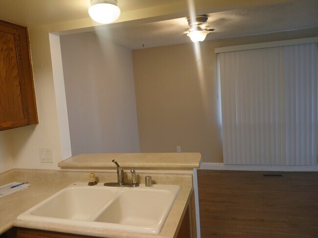 Building Photo - 775 Kingston Dr