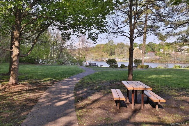 Building Photo - 68 Lake St