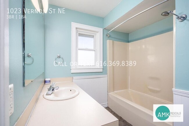 Building Photo - 1023 Vernon St NE