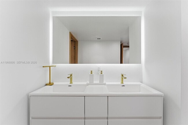 Building Photo - 3500 Galt Ocean Dr