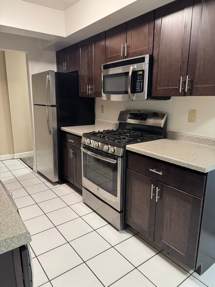 Building Photo - 2260 N Summit Ave