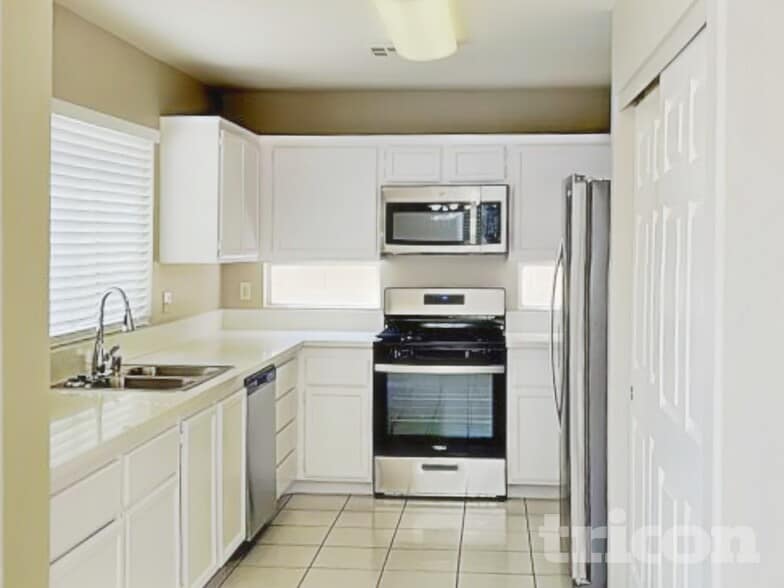 Building Photo - 5703 Roundrock Dr