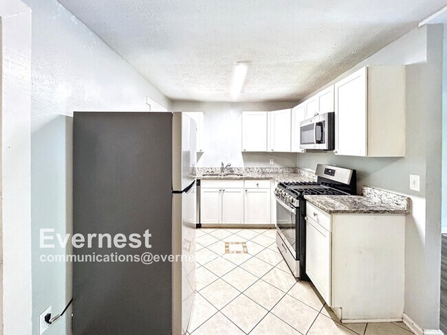 Building Photo - 3-Bedroom Home with Easy Access to Parks a...