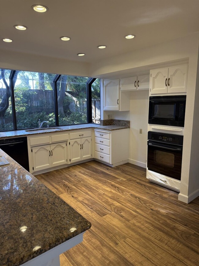 Building Photo - 2727 W Bluff Ave