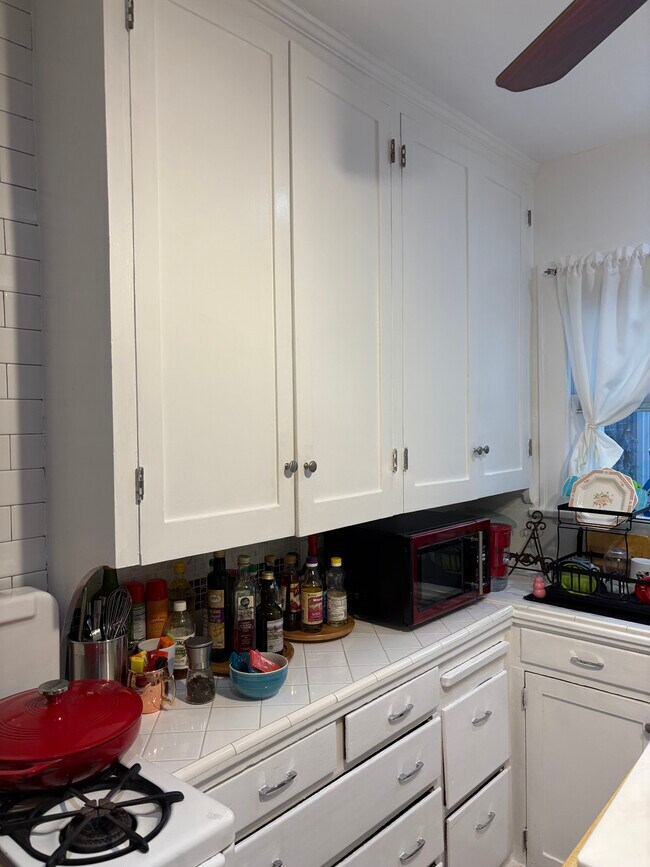 Building Photo - 839 N Orange Dr