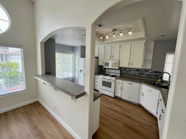 Building Photo - Gorgeous 3 bedroom 2 bath Rancho del Oro C...