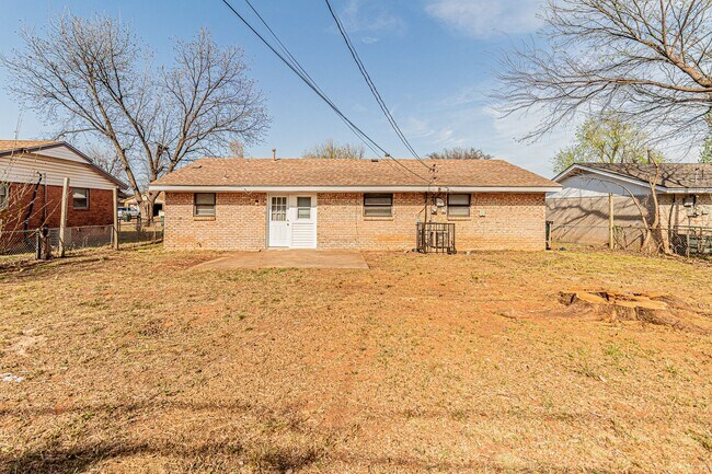 Building Photo - 3 Bed 1.5 Bath in Del City!