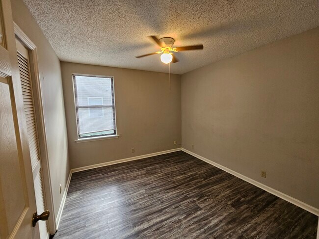 Building Photo - 108 E Lakemont Dr