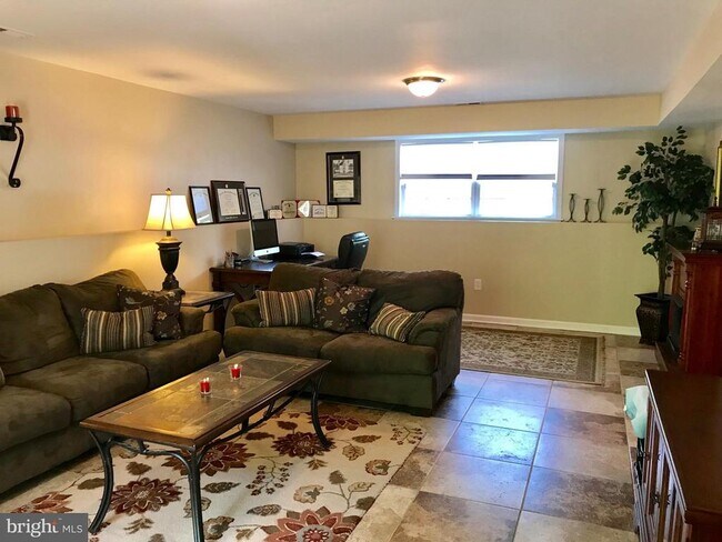 Building Photo - 8 Plumosa Dr