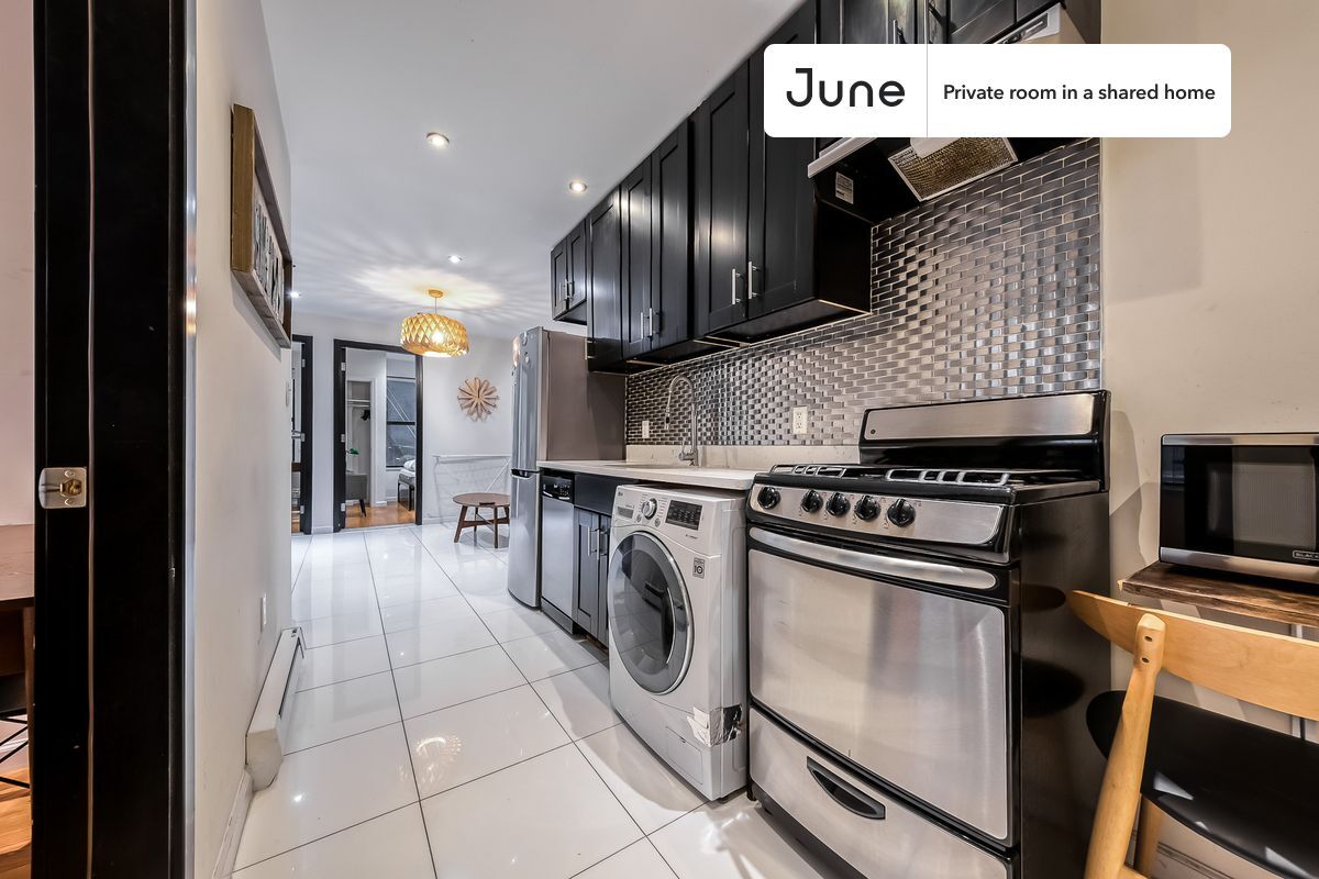 Building Photo - Private bedroom in 4 bed/2 bath Home