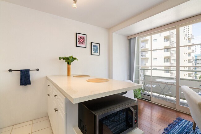 Building Photo - Fully Furnished beautiful Studio- ALL util...