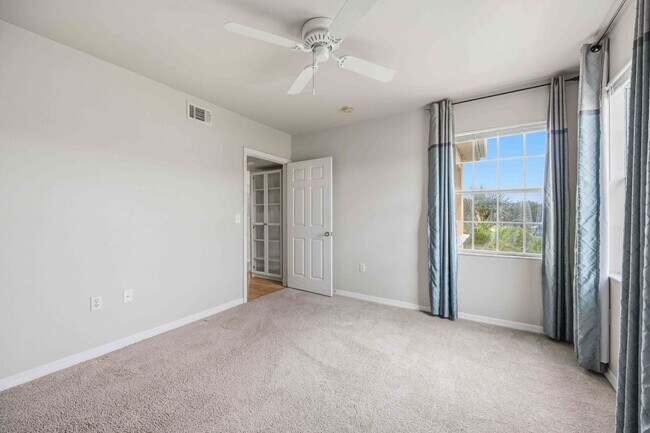 Building Photo - 2/2 condo with beautiful water views available now for an annual lease