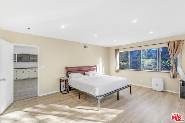 Building Photo - 1530 Valley View Rd