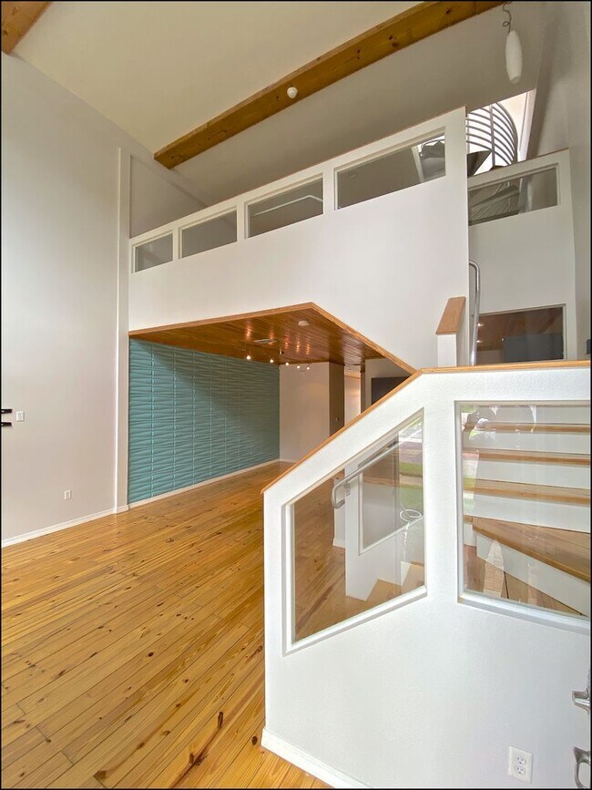 Building Photo - Stunning and Unique Luxury Town Home for R...