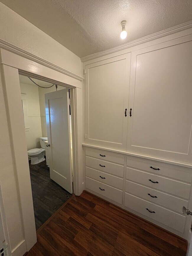 Building Photo - Classic vintage home walking distance to downtown Visalia!