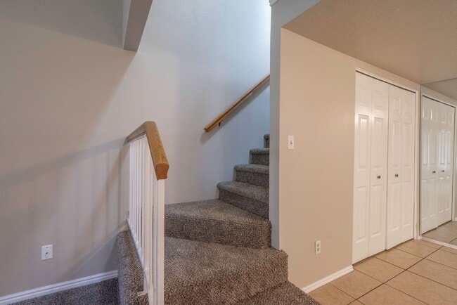 Building Photo - Spacious Updated Townhome in Downtown St. ...