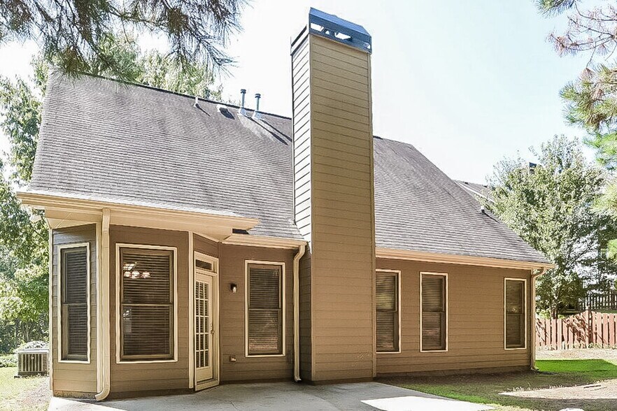 Building Photo - 207 Wildwood Way