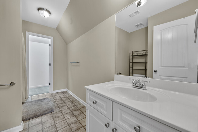 Building Photo - 1017 Ashwood Dr
