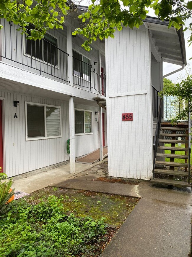 Building Photo - (858) Fox Fire - 2 Bedroom / 1 Bathroom