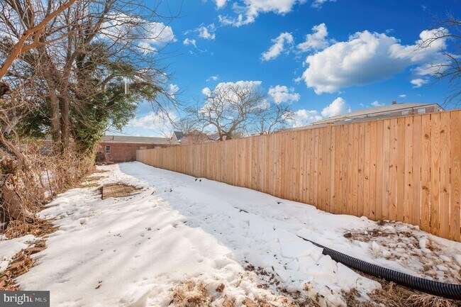 Building Photo - 230 S Market St