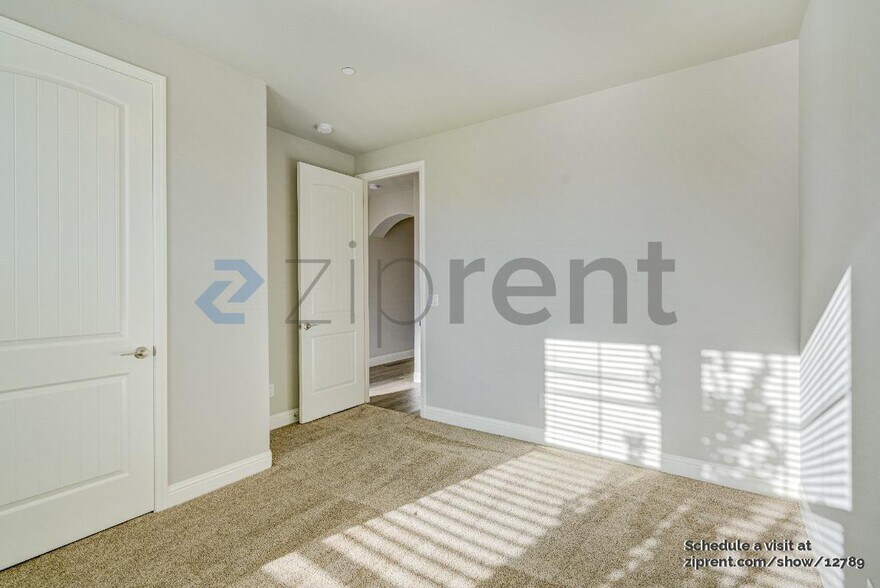 Building Photo - 1350 E Via Sentieri Dr