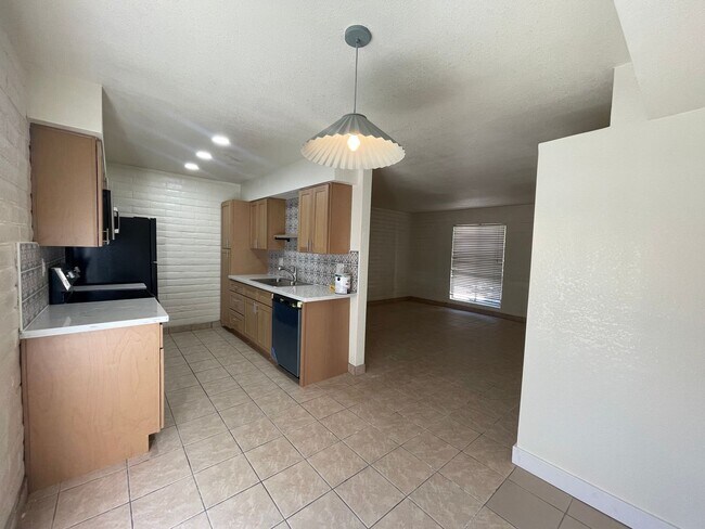 Building Photo - Remodeled 2 Bed / 2 Bath in Lovely Community – Pool, Covered Parking & Great Location