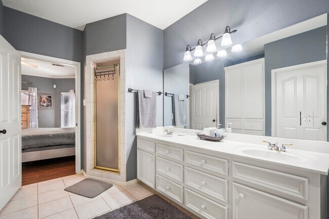 Building Photo - 9292 Deepwater Dr