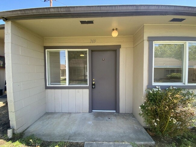 Building Photo - 769 NE Alameda Ave