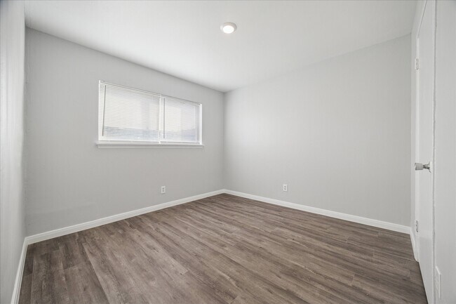 Building Photo - 1716 Crownover Rd