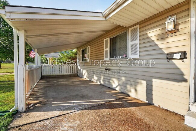 Building Photo - 727 Shepley Dr