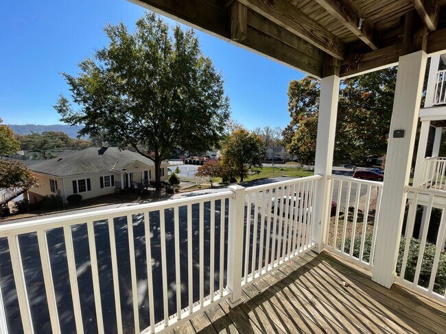 Building Photo - 1311 Villa Way
