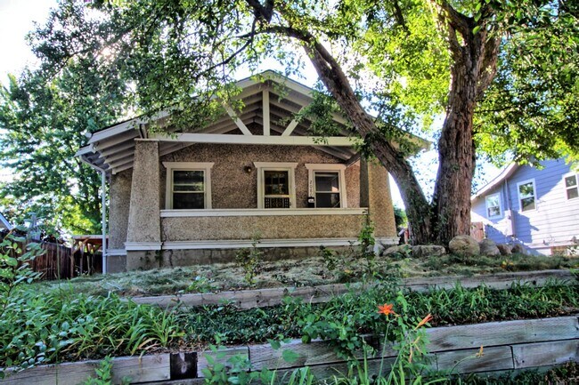 Building Photo - 2 bed 1 bath house just west of DU