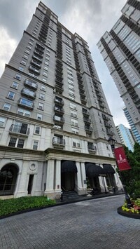 Building Photo - Spacious Midtown Condo with 2 Bedrooms, 2 Balconies & Internet Included!